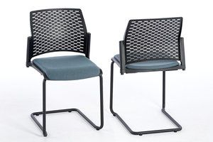 Die gelochte Rückenlehne ist luftdurchlässig